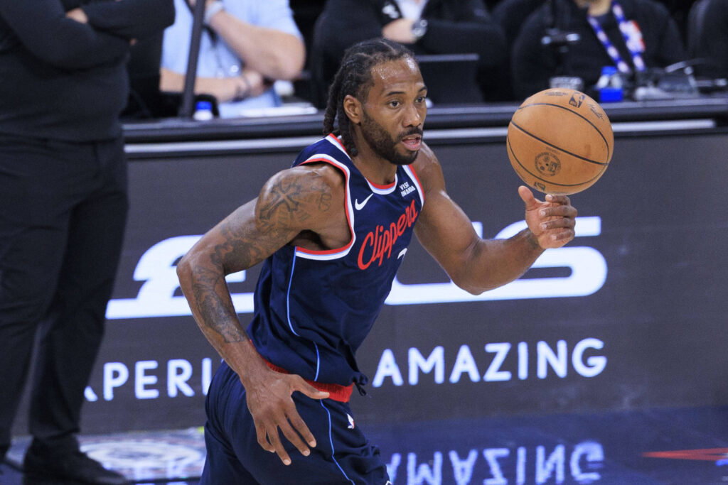 Kawhi Leonard 2 of the Los Angeles Clippers receives the ball during their regular season NBA, Basketball Herren, USA game against the Oklahoma City Thunder on Wednesday April 8, 2026 at Intuit Dome in Inglewood, California